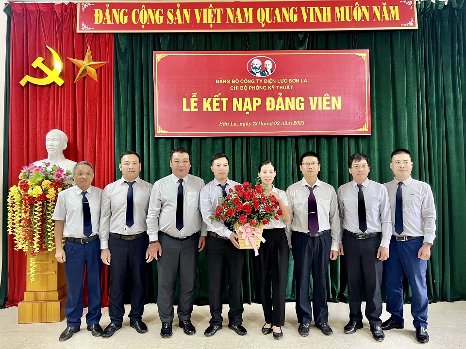 Chi bộ phòng Kỹ thuật kết nạp đảng viên mới